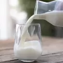 Cómo se debe hacer: el error que muchos cometen al guardar la leche en la heladera
