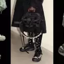 Joyas en los zapatos: una tendencia maximalista que conquista el 2025