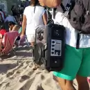 Chau música en lugares públicos: Un argentino creó un aparato para bajar el volumen a parlantes en la playa