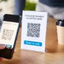 Los comercios podrán aceptar pagos en dólares con tarjeta de débito y QR