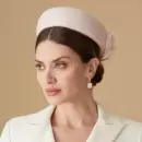 Lady Di lo llevó, y ahora el sombrero pillbox es la tendencia de 2025