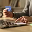 El precio de tarjetear y no cancelar el total: los casos que cuestan el doble de la compra
