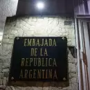 Más restricciones para los asilados en la embajada argentina en Venezuela: continúa el asedio