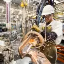 La producción industrial cayó 4,5% en marzo, pero mantiene crecimiento interanual