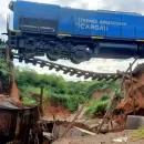 (Imágenes) Un tren de carga quedó suspendido en el aire tras el colapso de un puente