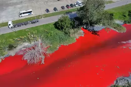 Arroyo teñido de rojo