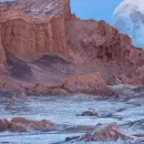 La fascinante ruta argentina que cruza un paisaje rodeado de montañas, rocas y fósiles de dinosaurios
