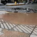 Un ca�o maestro colaps� en pleno centro y complic� la circulaci�n