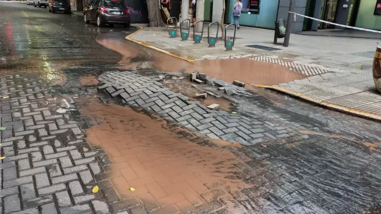 Rotura de ca�o maestro en pleno centro