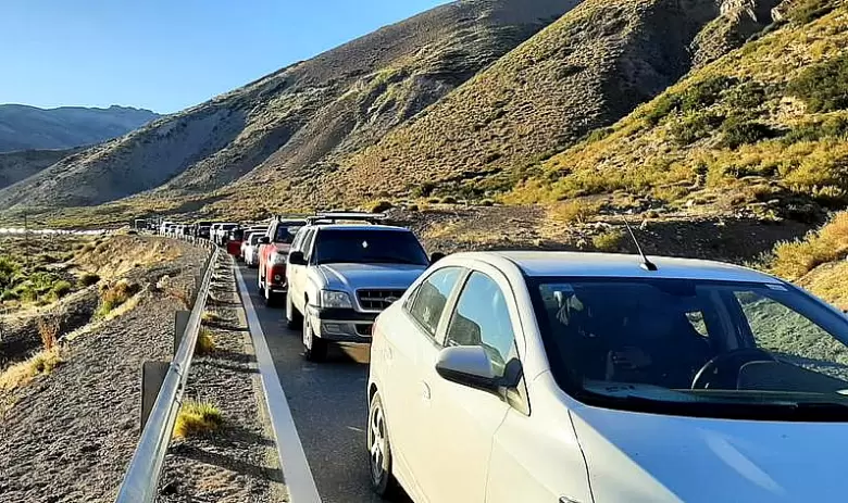 Largas filas y demoras importantes en el cruce a Chile