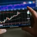 Wall Street opera de forma mixta y el riesgo país cae durante el feriado local