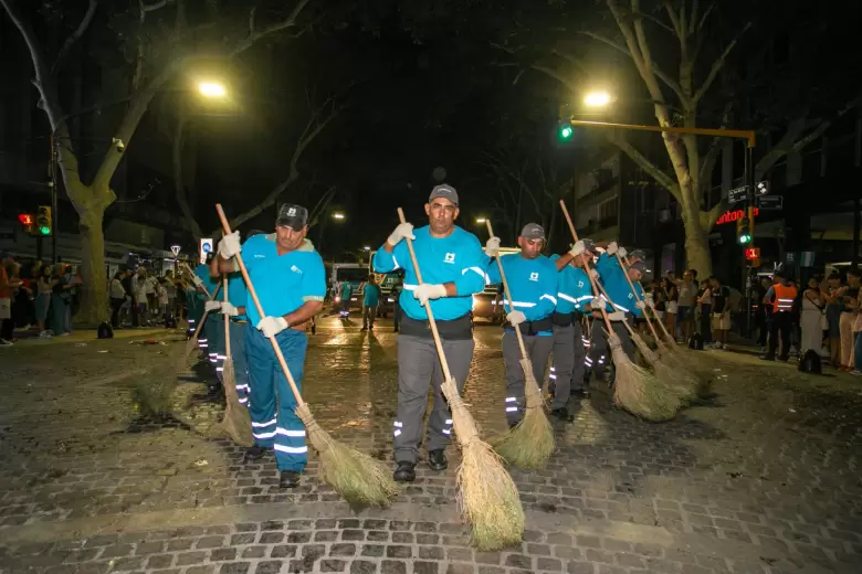 Intenso operativo de limpieza en la Ciudad de Mendoza tras los festejos vendimiales y el aniversario de la Arístides