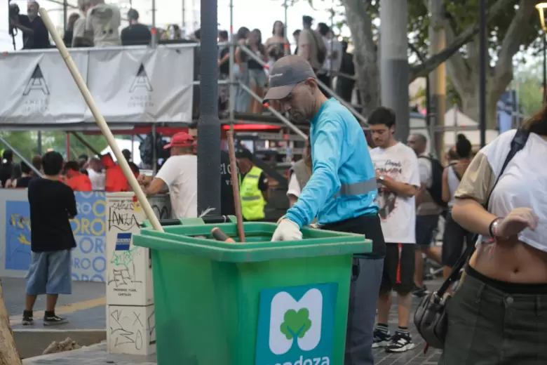 Intenso operativo de limpieza en la Ciudad de Mendoza tras los festejos vendimiales y el aniversario de la Arístides