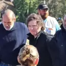 Vecinos de Bahía Blanca repudiaron el arribo de Milei: "Vengan a escuchar, no a sacarse la fotito"
