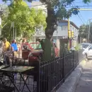 (Video) Pudo ser tragedia: Un auto embistió mesas de una heladería en plena Quinta Sección