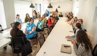 mujeres trabajo equipo reunion