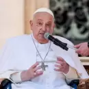 (Video) En silla de ruedas y con ox�geno, Francisco apareci� por sorpresa en la Plaza San Pedro