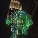 (VIDEO) Un King Kong de drones se trepó al Empire State
