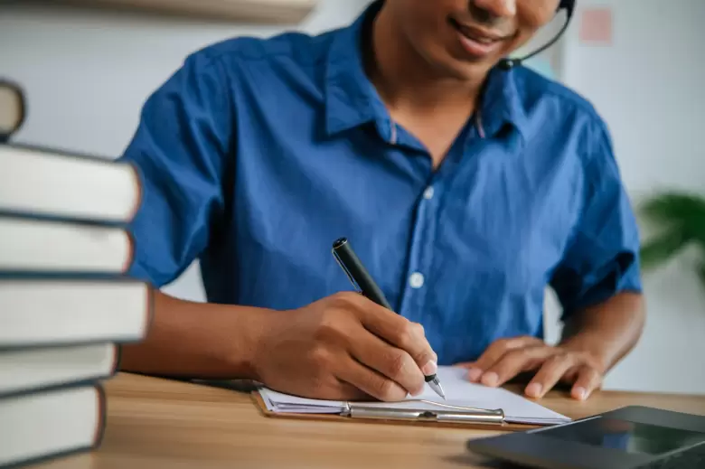 escribiendo a mano