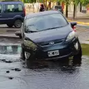 La explicación de Aguas Mendocinas por el socavón que se "tragó" varios autos en Guaymallén