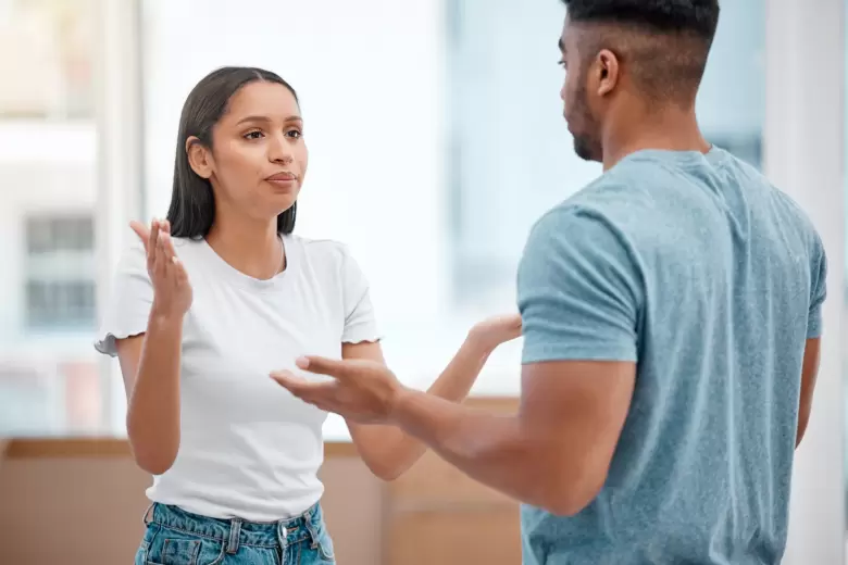 pareja discutiendo