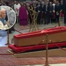 (Video) Quién es la monja que rompió el protocolo para despedir a Francisco y era su íntima amiga