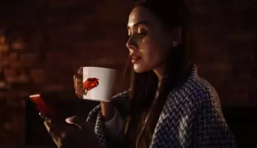 mujer toma te de noche