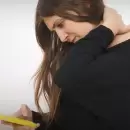 Usar el celular así te arruina el cuello: el hábito cotidiano que causa dolor y puede dejar serias secuelas
