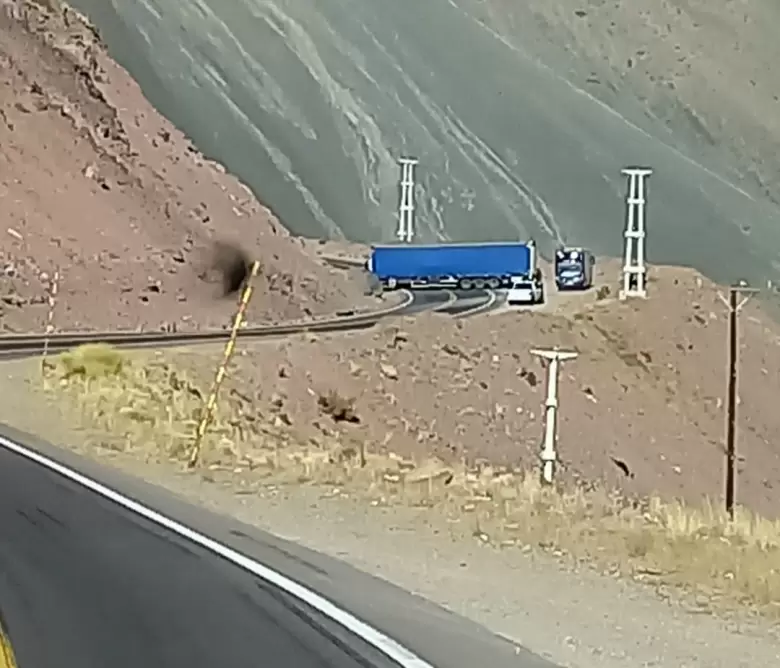 camión corta el tránsito