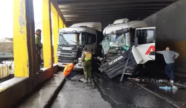 Accidente de camiones en Alta Monta�a