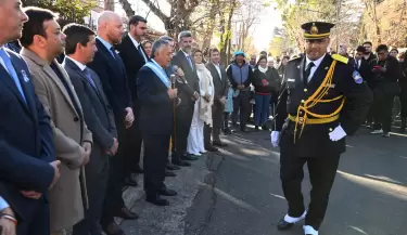 Cornejo encabez� el tradicional Toque de Diana en el 215� aniversario del 25 de mayo