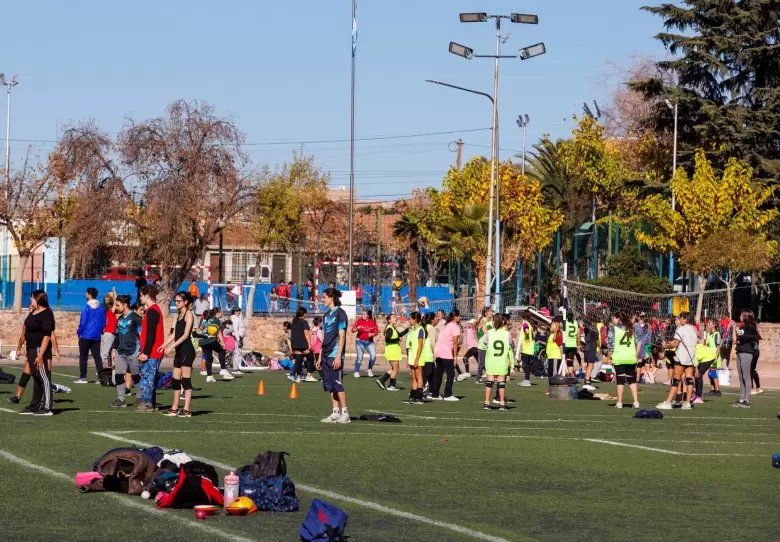 Lanzamiento del deporte social en Maip�