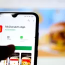 Colaps� la app de McDonald's por el D�a de la Hamburguesa: miles intentan acceder al 50% de descuento