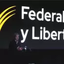 Luis Caputo afirmó que no se imprimió más dinero y que los precios bajaron en varios rubros