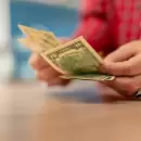 Los bancos analizan c�mo movilizar los d�lares paralizados en el sistema financiero