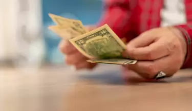 persona comprando dolares