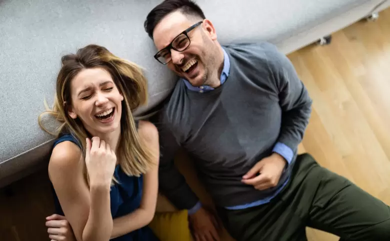 pareja riendo