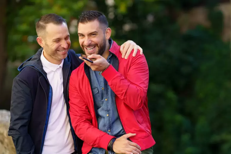 pareja riendo