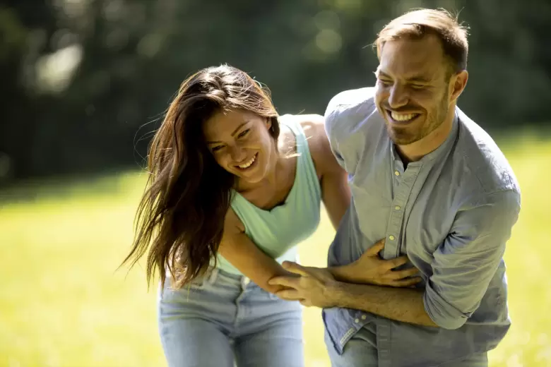 pareja riendo