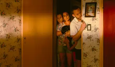 una casa con dos perros