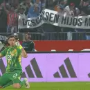 "Descansen hijos míos": la llamativa bandera de los hinchas argentinos dedicada a Arturo Vidal