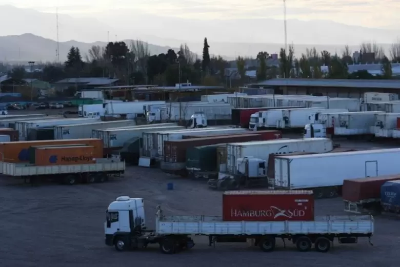 Hay 600 camiones varados en alta montana y se activo la asistencia sanitaria