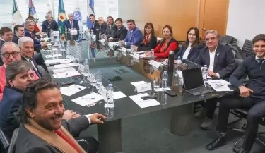 Los gobernadores impulsan una ley para repartir los ATN y fondos del combustible