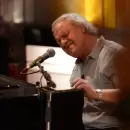 César “Banana” Pueyrredón regrabó su clásico “Cuando amas a alguien” junto al elenco de La Llamada