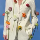 Las flores están de vuelta (y no como las conocías): la tendencia que conquista pasarelas y campañas