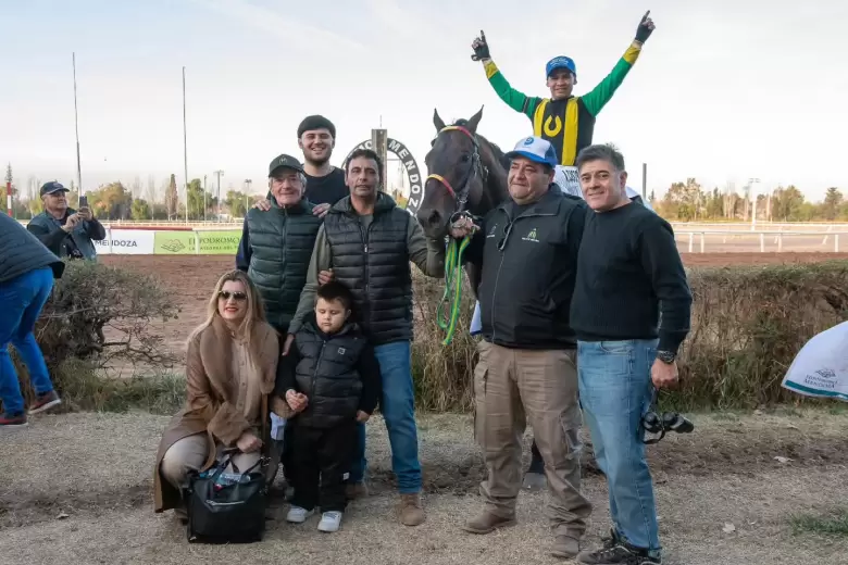 Juan Abrales, junto a la familia López