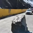 (Video) Impactante caída de enormes rocas sobre vehículos que circulaban hacia Chile