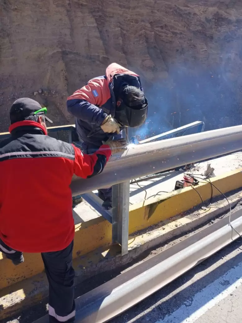 reparación de un puente en alta montana