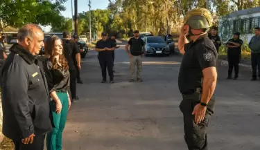 Recibieron con honores a los equipos del operativo en la escuela de La Paz