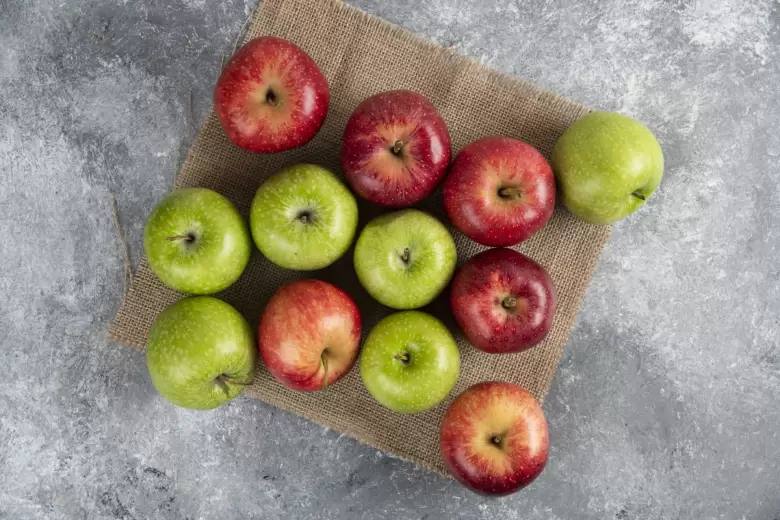manzanas rojas y verdes